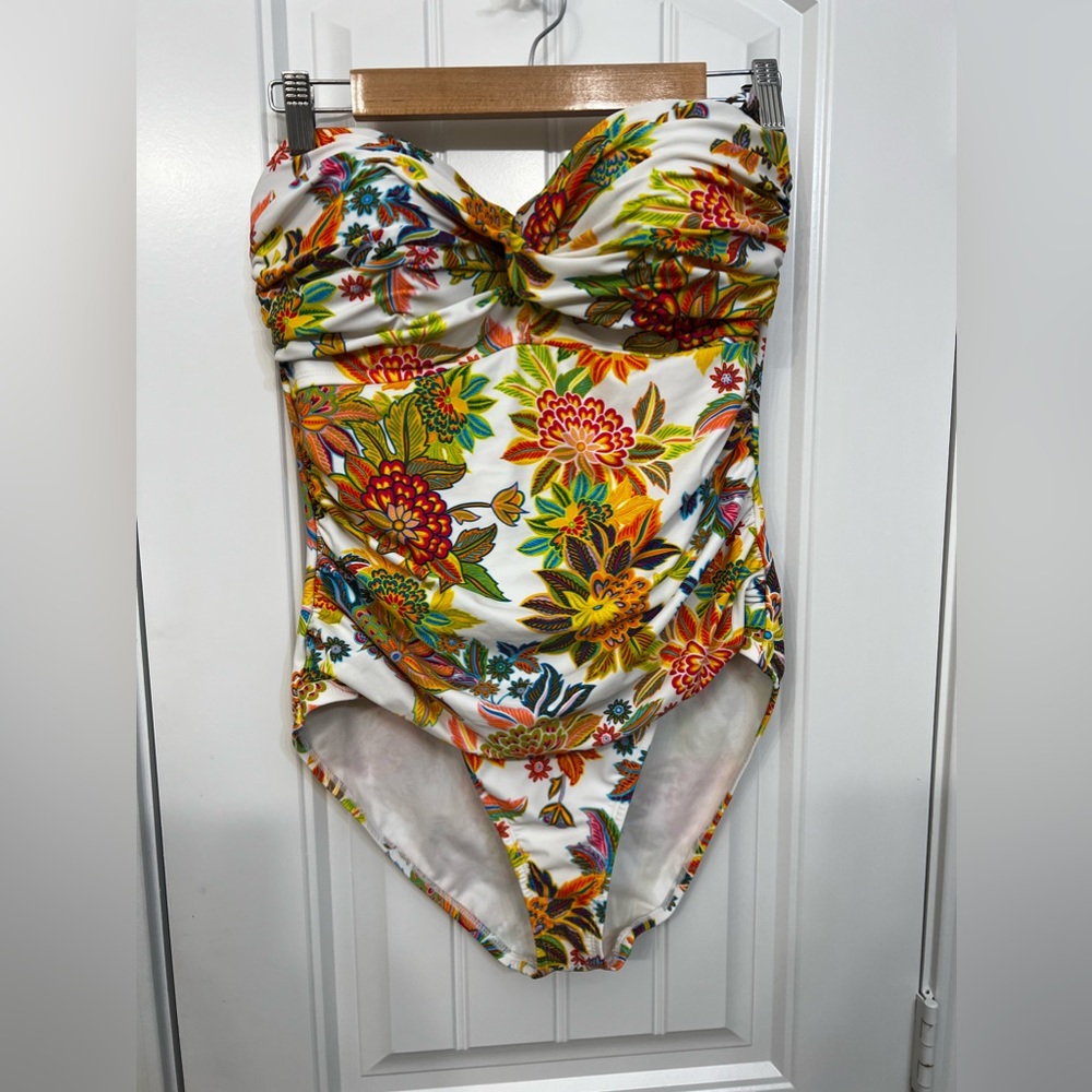 Cute strapless bathing suit!